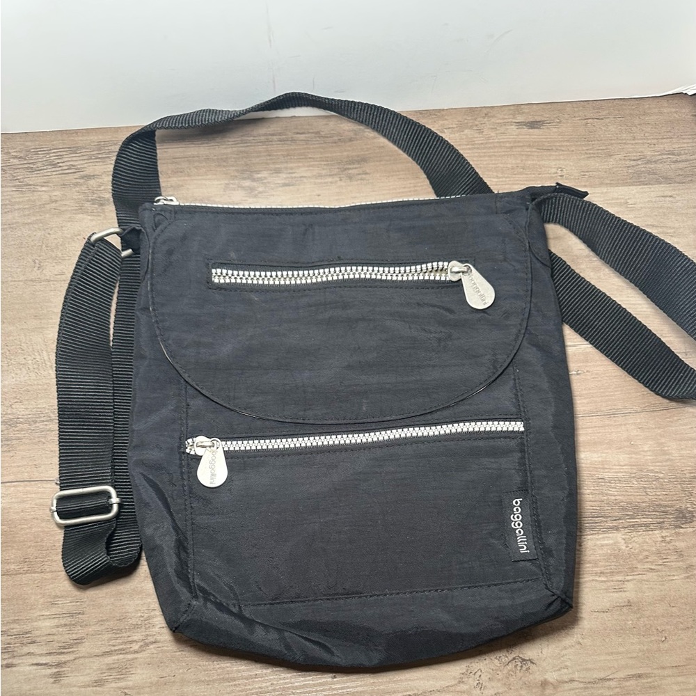 Baggallini Flip‎ Top Classic Crossbody Bag Black Waterproof.